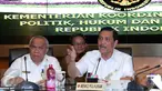 Menko Polhukam Luhut Pandjaitan (kanan) saat konferensi pers di kantor Kementerian Koordinator Polhukam, Jakarta, Jumat, (11/12). Luhut menampik keterlibatan dirinya atas kasus lobi Freeport. (Liputan6.com/Angga Yuniar)
