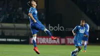 Gol Persib Bandung pun tercipta, Kim Jeffrey Kurniawan melepaskan tembakan kaki kiri yang mengecoh, Choirul Huda pada menit ke-68. Skor pun berubah menjadi 1-0. (Bola.com/Nicklas Hanoatubun)