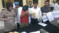 Candra Hermawan (25) warga asal Kecamatan Dawarblandong Mojokerto ini ditangkap Satreskrim Polrestabes Surabaya karena mengaku menjadi dokter. (Liputan6.com/Dian Kurniawan)
