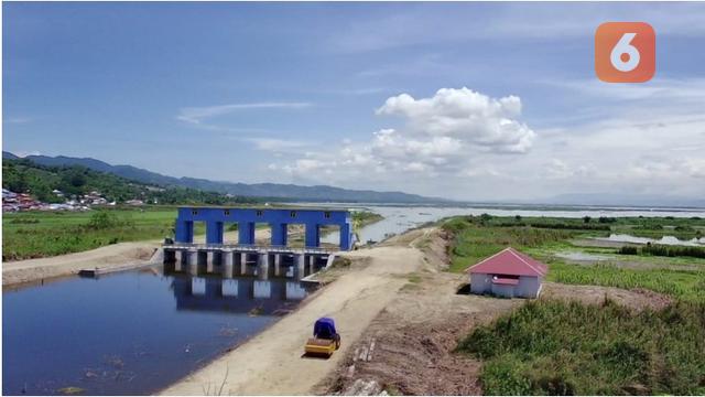 Proyek pembangunan pintu air sungai yang masuk ke danau limboto (Foto: Arfandi/Liputan6.com)