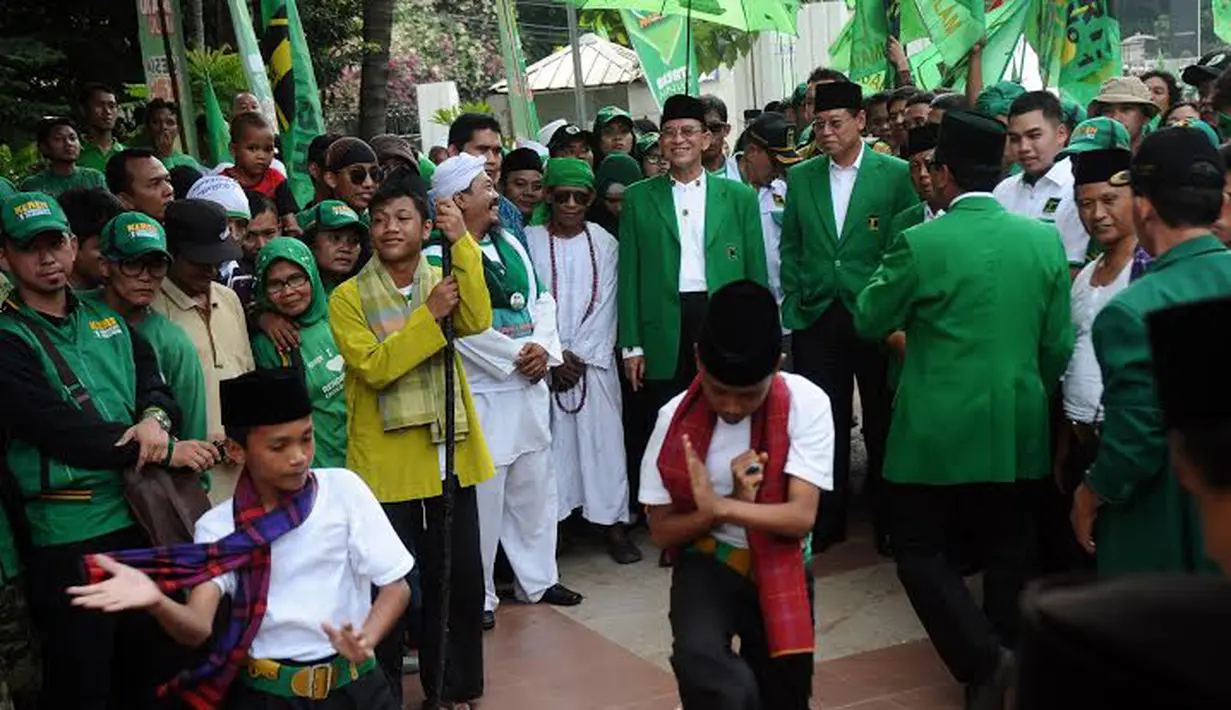 Atraksi budaya betawi palang pintu menyambut kedatangan Ketua Umum PPP Suryadharma Ali di Tugu Proklamasi (Liputan6.com/Helmi Fithriansyah)