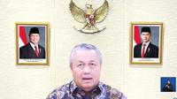 Gubernur Bank Indonesia Perry Warjiyo dalam konferensi pers Rap[at Dewan Gubernur BI Desember 2025, Rabu (17/12/2025). BI memutuskan untuk kembali menahan suku bunga. (Liputan6.com/Tira)