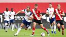 Striker Tottenham Hotspur, Harry Kane, berebut bola dengan pemain Southampton, Jack Stephens, pada laga Liga Inggris di Stadion St. Mary's, Minggu, (20/9/2020). Tottenham menang dengan skor 5-2. (Justin Tallis/Pool via AP)