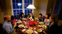 Masih belajar masak? Tenang, 10 hidangan mudah dibuat ini bisa carikan suasana makan malam keluarga.| Via: kuow.org