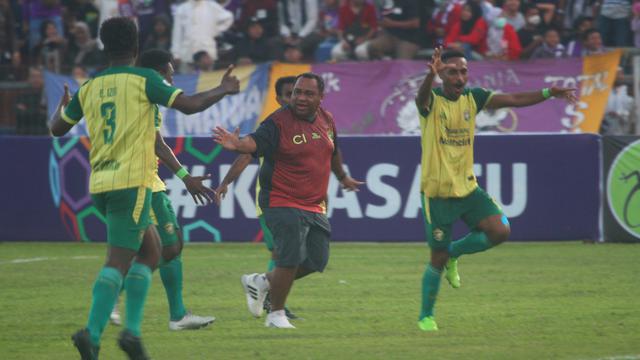 Pelatih Persewar Waropen, Carolino Ivakdalam