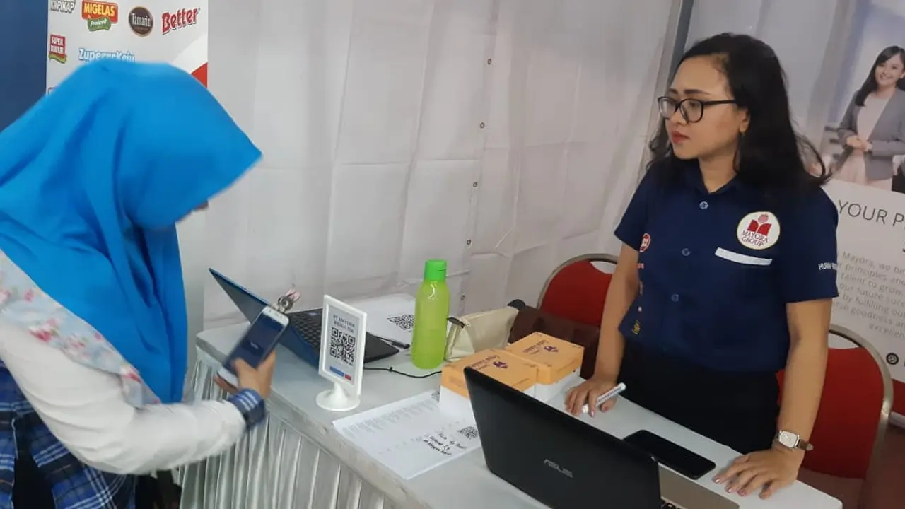 Job Fair di Kota Tangerang, Pencari Kerja Cukup Pakai QR Code untuk Masukan Lamaran. (Liputan6.com/Pramita Tristiawati)