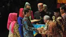 Di acara tersebut, Jokowi memberikan piagam penghargaan kepada para pemenang evaluasi kinerja RT, RW, dan kelurahan berprestasi 2014, Jakarta, (16/10/14). (Liputan6.com/Herman Zakharia)