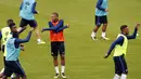 Kylian Mbappe (tengah) melakukan pemanasan saat sesi latihan timnas Prancis pada kualifikasi Grup A Piala Dunia 2018 di Stade de France stadium, Saint Denis, (30/8/2017). Prancis akan melawan Belanda pada jumat dini hari. (AP/Christophe Ena)