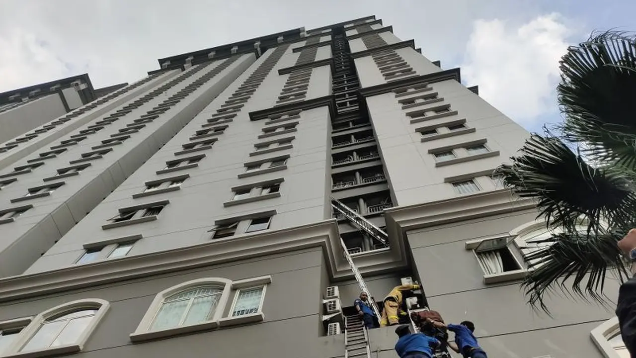 Evakuasi Korban Kebakaran Apartemen Mediterania Tanjung Duren