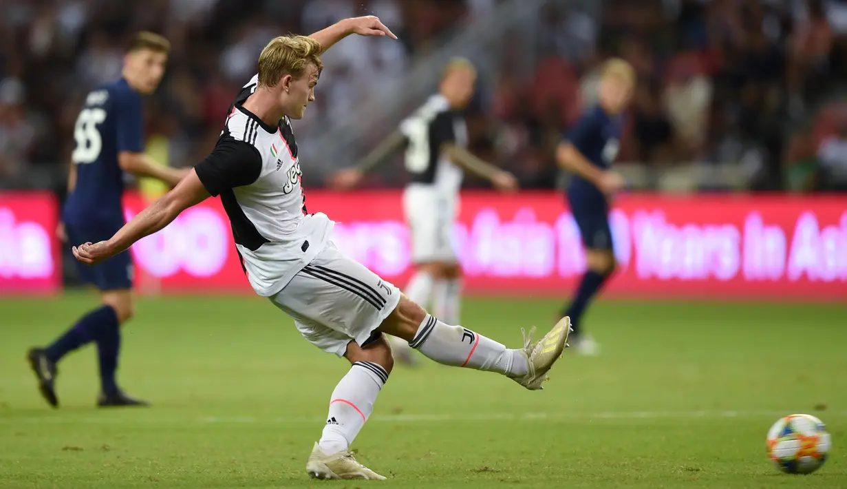 Bek baru Juventus, Matthijs De Ligt mengumpan bola selama bertanding melawan Tottenham Hostpur pada ICC 2019 di National Stadium, Singapura (21/7/2019). De Ligt berusia 19 tahun dibeli Juventus dari Ajax sebesar 75 juta euro (Rp1,17 triliun). (AFP Photo/Roslan Rahman)