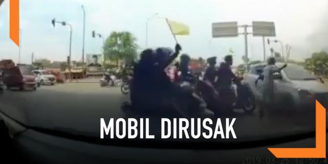 VIDEO: Viral, Pengantar Jenazah Rusak Mobil di Jalan