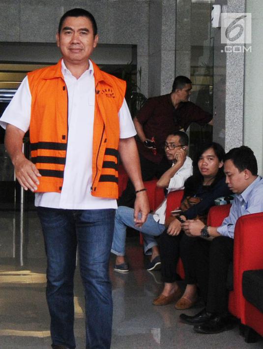 Wali Kota Malang nonaktif, Mochammad Anton berjalan keluar gedung KPK untuk menjalani perawatan di RSCM, Jakarta, Kamis (12/4). Anton merupakan tersangka kasus dugaan suap pembahasan APBD-P Pemkot Malang TA 2015. (Merdeka.com/Dwi Narwoko)