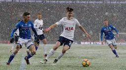 Pemain Tottenham Hotspur Juan Foyth berebut bola dengan pemain Rochdale, Ian Henderson Rochdale pada laga ulangan (replay) babak 16 besar Piala FA di Satdion Wembley, Kamis (1/3). Tottenham Hotspur maju ke perempat final usai menang 6-1. (AP/Matt Dunham)