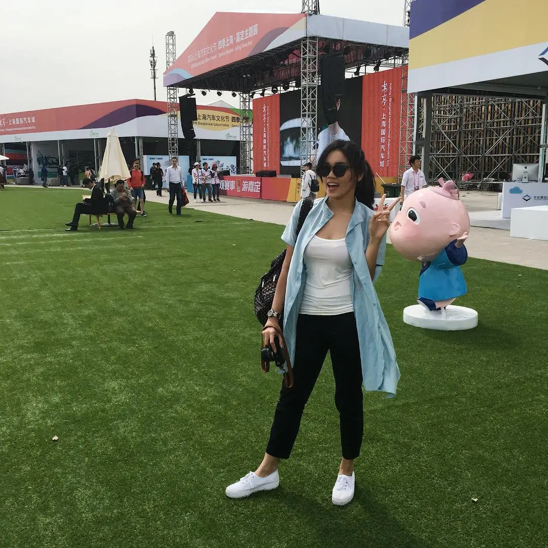 Alexandra Asmasoebrata pakai sneakers tampil sporty. (Image: alexandra.asma/instagram)