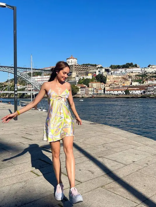 <p>Cinta Laura tampak pose di pinggir danau dengan pemandangan super cantik. Cinta terlihat masih seperti remaja di usianya yang hampir kepala 3. Gaya rambut yang diikat setengah membuat Cinta Laura terlihat anggun sekaligus menawan. (Instagram/claurakiehl)</p>