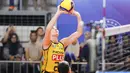 Pemain asing Gresik Phonska Plus, Annie Mitchem melakukan pukulan bola ke arah permainan Jakarta Pertamina Enduro pada laga seri lima putaran kedua di GOR Candradimuka Padepokan Voli Jenderal Polisi Kunarto, Sentul Bogor, Minggu (22/2/2026) malam WIB. (Bola.com/Abdul Aziz)