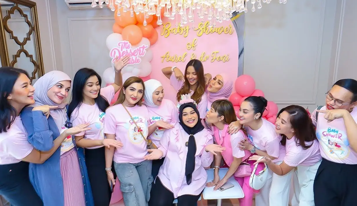 "Keseruan surprise baby shower @aurelie.hermansyah @drfeninugraha.spgk , hebohhh pastinya sama Cendol. Lancar2 sampai lahiran yaa kaka Loly & dokter Fen," tulis titi_kamall membagikan beberapa potret acaranya. [Instagram/titi_kamall]