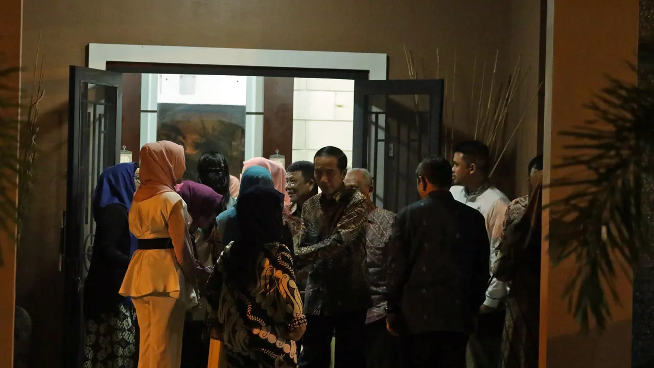 Presiden Jokowi beserta Ibu Negara, Iriana melakukan kunjungan ke rumah calon mantunya, Muhammad Bobby Afif Nasution di Medan.