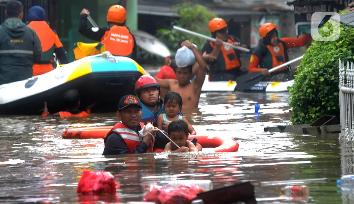 Petugas Pemadam Kebakaran mengevakuasi anak-anak korban banjir dengan menggunakan ban di kawasan Karet Pasar Baru Barat, Jakarta, Selasa (25/2/2020). Banjir yang terjadi sejak subuh akibat luapan Kanal Banjir Barat tersebut merendam ratusan rumah hingga setinggi dua meter. (merdeka.com/Arie Basuki)