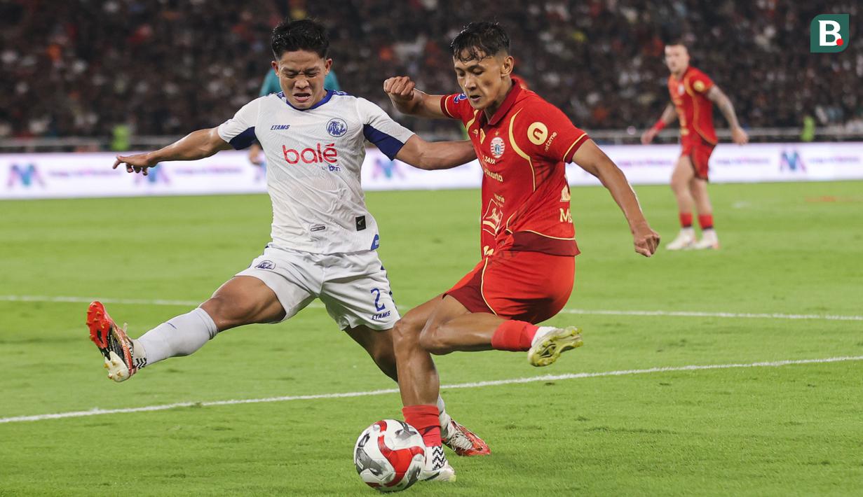Duel antara Rio Fahmi (kiri) dan Dony Tri Pamungkas (kanan) saat pertandingan Persija Jakarta vs Arema FC BRI Super League pekan ke-20 yang berlangsung di Stadion Utama Gelora Bung Karno, Minggu (8/2/2026) malam WIB. (Bola.com/Abdul Aziz)