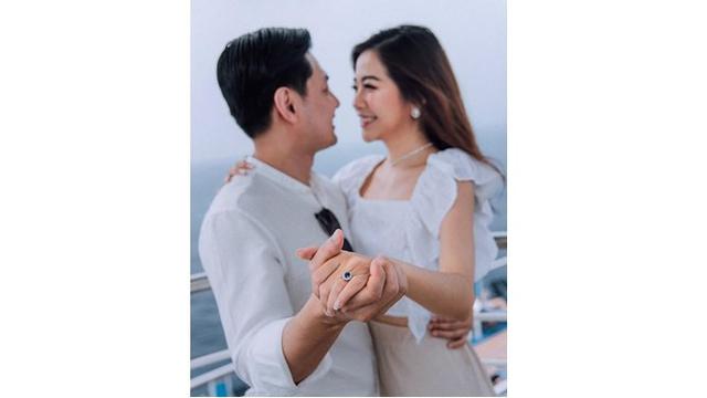 Usai menerima lamaran, Danita dan Nicolas berfoto di atas kapal pesiar. Keduanya terlihat begitu romantis.
