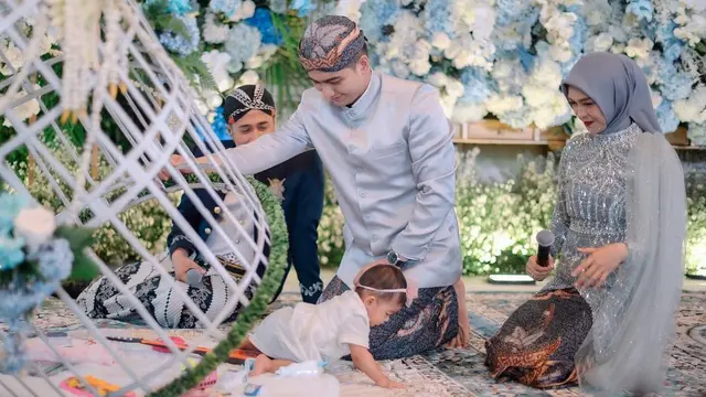 8 Potret Gaya Kompak Ria Ricis-Teuku Ryan Gelar Tedhak Siten Moana dalam Balutan Busana Adat Jawa