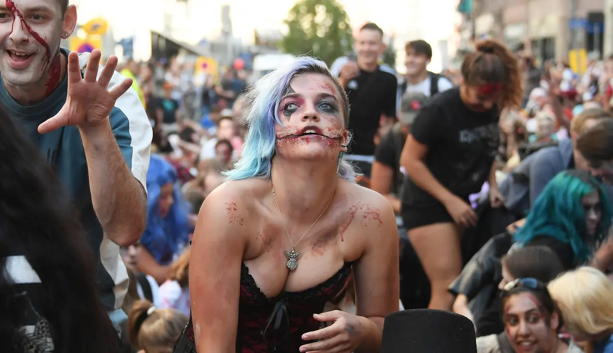Seorang warga memakai kostum dan dandanan menyerupai zombie saat acara Zombie Walk di kota Strasbourg, Prancis, 15 September 2018. Acara ini dalam rangka Festival Film Fantasi Eropa ke-11 yang berlangsung dari 14 - 23 September. (FREDERICK FLORIN/AFP)