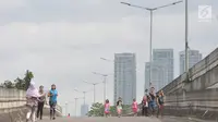 Sejumlah warga beraktivitas di Jalan Layang Non-Tol Antasari saat hari car free day di Jakarta, Minggu (14/1). Pemberlakuan CFD di JLNT ini hingga Jalan Prapanca, tepatnya depan kantor Walikota Jakarta Selatan.(Liputan6.com/Immanuel Antonius)