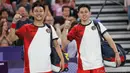 Ganda putra Fajar Alfian/Muhammad Rian Ardianto menjadi wakil Indonesia pertama dari cabor bulutangkis yang lolos ke perempatfinal Olimpiade Paris 2024 setelah mencetak kemenangan kedua atas wakil tuan rumah, Lucas Corvee/Ronan Labar 21-13, 21-10 dalam laga Grup C yang digelar di Porte De La Chapelle Arena, Paris, Senin (29/7/2024). Fajar/Rian masih akan menghadapi wakil India, Satwiksairaj Rankireddy/Chirag Shetty untuk menentukan posisi juara grup. Sementara di nomor ganda campuran, Rinov Rivaldy/Pitha Haningtyas Mentari dipastikan tersingkir dan gagal ke perempatfinal setelah pada laga terakhir Grup A ditaklukkan pasangan tuan rumah Thom Gicquel/Delphine Delrue 13-21, 15-21. (Dok. NOC Indonesia/Naif Muhammad Al'as)