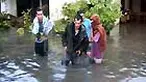 Hujan yang mengguyur sejak Selasa dini hari menyebabkan ratusan rumah warga di Palu, Sulteng, terendam banjir. Tak hanya itu, banjir juga menggenangi kios dan pertokoan.
