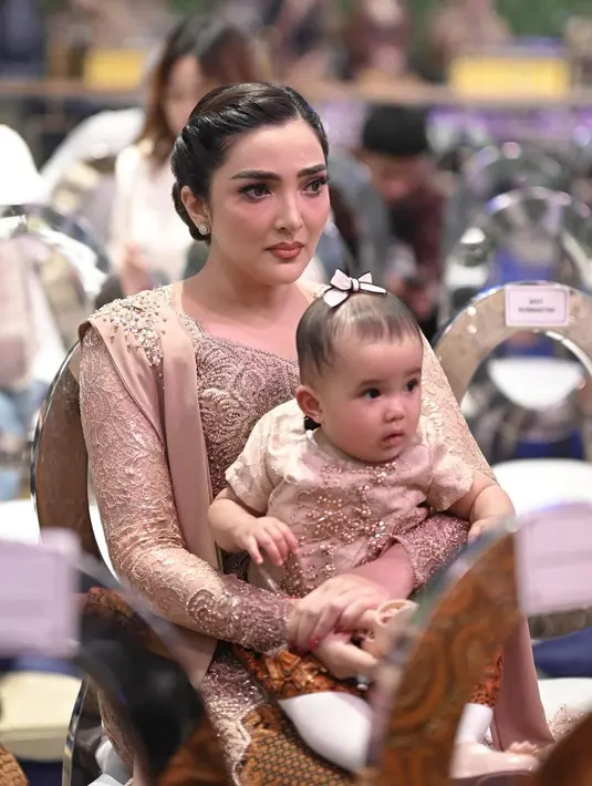 Kebaya pilihan Ashanty kali ini juga dipenuhi payet dan bordir yang rumit, namun super cantik. [Foto: Instagram/ashanty_ash]