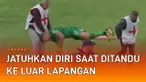 Ada-ada saja tingkah usil seorang pesepakbola ini ketika ditandu keluar lapangan.