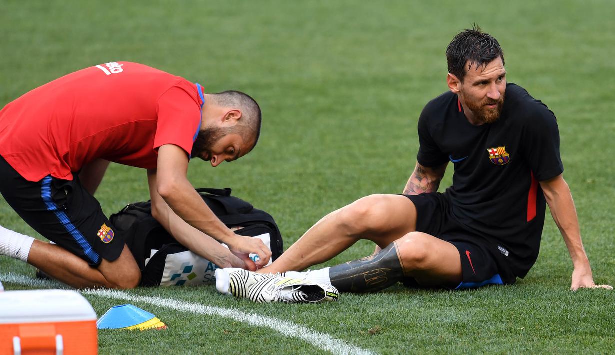 Pemain Barcelona, Lionel Messi, mendapatkan perawatan saat latihan di Red Bull Arena, New Jersey, Jumat (21/7/2017). Latihan ini dilakukan jelang laga ICC 2017 melawan Juventus. (AFP/Jewel Samad)