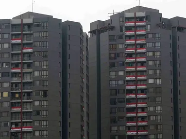 Ratusan bendera Merah Putih terpasang pada balkon Apartemen Taman Rasuna, Kompleks Epicentrum, Jakarta, Sabtu (12/8/2023). (merdeka.com/Imam Buhori)
