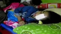 Buka Tutup Botol Soda, Mata Bocah Ini Nyaris Buta