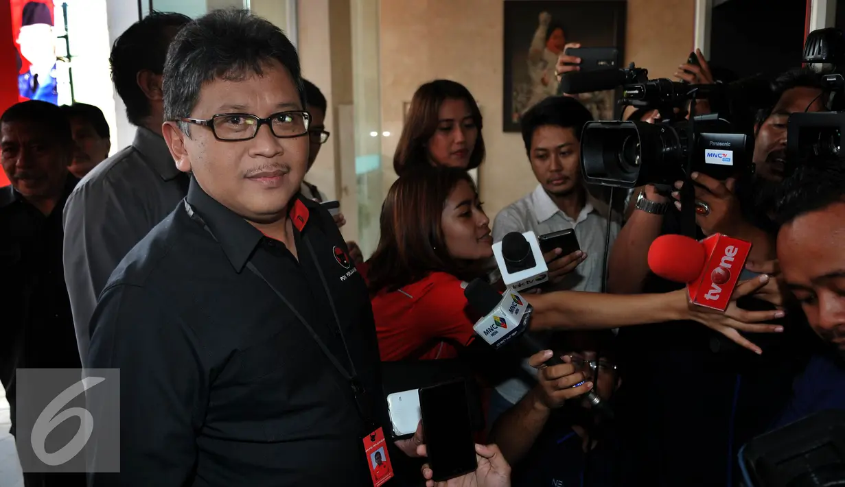Sekjen PDIP, Hasto Kristiyanto saat menghadiri fit and proper test untuk para balon Gubernur DKI Jakarta di DPP PDIP, Jakarta, (11/5). Sebanyak 32 peserta calon Gubernur/Wagub DKI yang mengikuti fit and proper test tersebut. (Liputan6.com/Johan Tallo)