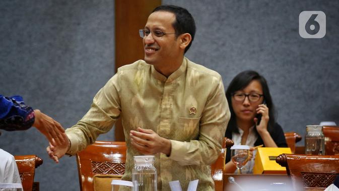 Menteri Pendidikan dan Kebudayaan, Nadiem Makarim bersiap mengikuti Rapat Kerja dengan Komisi X DPR di kompleks Parlemen, Senayan, Jakarta, Kamis (20/2/2020). Rapat membahas anggaran tahun 2020 dan seputar isu terkait Pembayaran SPP lewat layanan Gopay. (Liputan6.com/Johan Tallo)