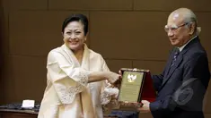 Ketua Wantimpres pemerintahan Jokowi Sri Adiningsih memberikan piagam penghargaan kepada Ketua Wantimpres pemerintahan SBY Emil Salim saat serah terima jabatan di Kantor Wantimpres Jakarta, Selasa (3/2/2015). (Liputan6.com/Faizal Fanani)