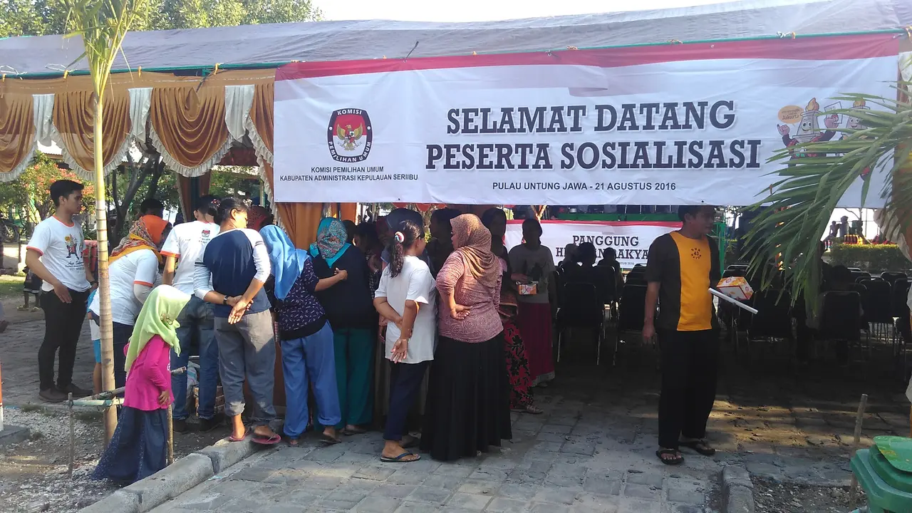 Warga Pulau Untung Jawa, Kepulauan Seribu, Jakarta, tumpah ruah menghadiri panggung hiburan yang digelar KPU.