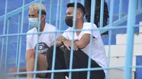 Ikhwan Ciptadi ditemani Dave Mustaine menonton laga uji coba Arema FC versus Madura United dari tribune VVIP Stadion Kanjuruhan, Malang, Senin (15/3/2021). (Bola.com/Iwan Setiawan)