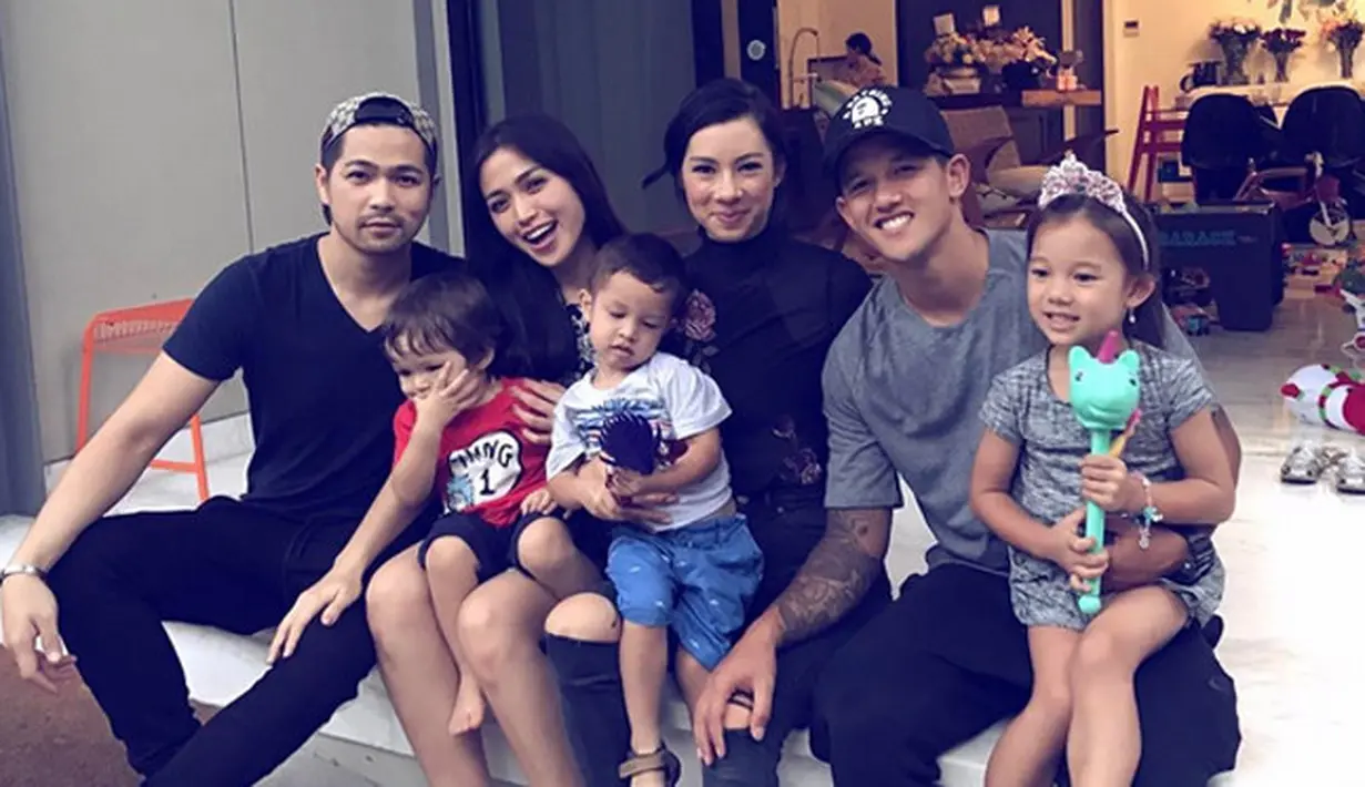 "Aku pengen kuat jadi ibu yang berperan ganda jadi bapak juga. Mudah-mudahan aku bisa punya banyak waktu mendidik dan sayang ke El," ujar Jessica, mengenai harapan setelah ultah ke-29. (Instagram/inijedar)