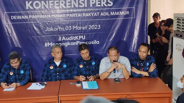 Ketua Majelis Pertimbangan Partai Prima, Mayjen (Purn) R Gautama Wiranegara (kedua dari kanan) saat menghadiri konferensi pers. (Merdeka.com/Ahda Bayhaqi)