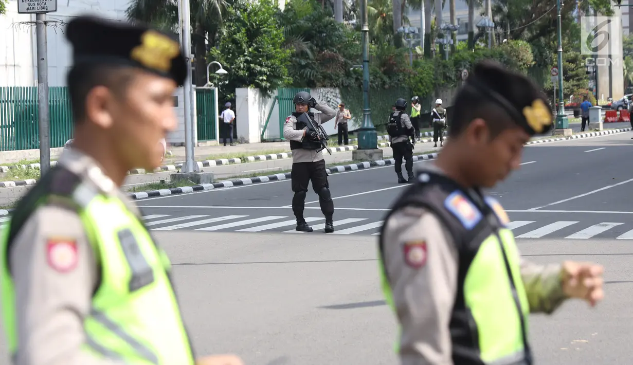 Anggota Brimob disiagakan di sekitar Hotel Mandarin Oriental, Jakarta, Minggu (2/7). Seusai berlibur selama sepekan terakhir di Indonesia, rombongan Barack Obama akan menuju Seoul, Korsel melalui Bandara Halim Perdanakusuma. (Liputan6.com/Angga Yuniar)