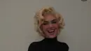 Kendall Jenner tampil sebagai Marilyn Monroe dengan gaya rambut pendek keriting blondenya, serta mengenakan turtleneck hitam lengan panjang dipadukan bawahan putihnya. [@kendalljanner]