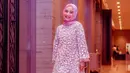 Atau cukup mengenakan dress dengan detail lace bordir floral yang cantik, seperti yang dikenakan penyanyi Fatin satu ini. Elegan! (Instagram/fatin30)