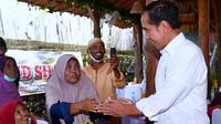 Presiden Jokowi mendadak mengajak warga yang berada di depan restoran untuk makan siang bersama. Momen ini terjadi di tengah kunjungan kerja Jokowi di Kecamatan Randublatung, Kabupaten Blora, Jawa Tengah. (Foto: Rusman - Biro Pers Sekretariat Presiden)