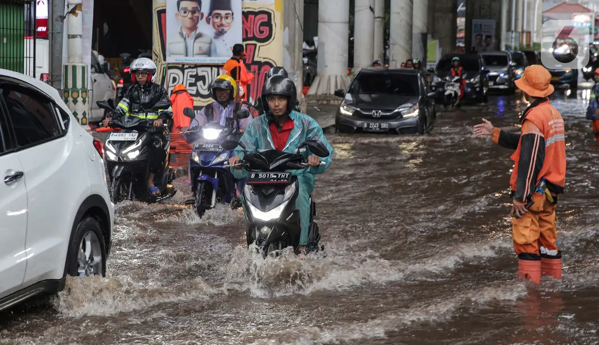 Hujan lebat yang terjadi sejak siang hari pada Selasa (5/11/2024) membuat kawasan tersebut tergenang air setinggi 30 cm. (Liputan6.com/Angga Yuniar)