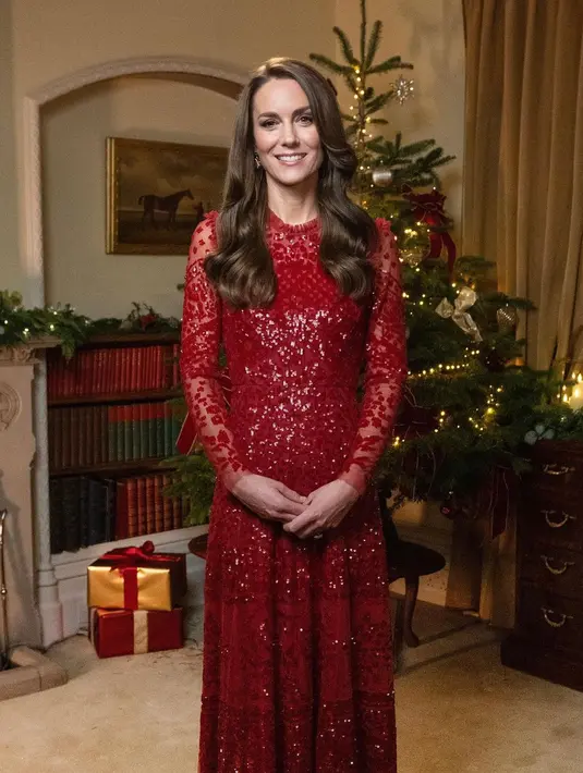 Di momen Natal, Kate Middleton memperjelas tampilan beach wavy dengan belah samping. [instagram/princesandprincesswales]