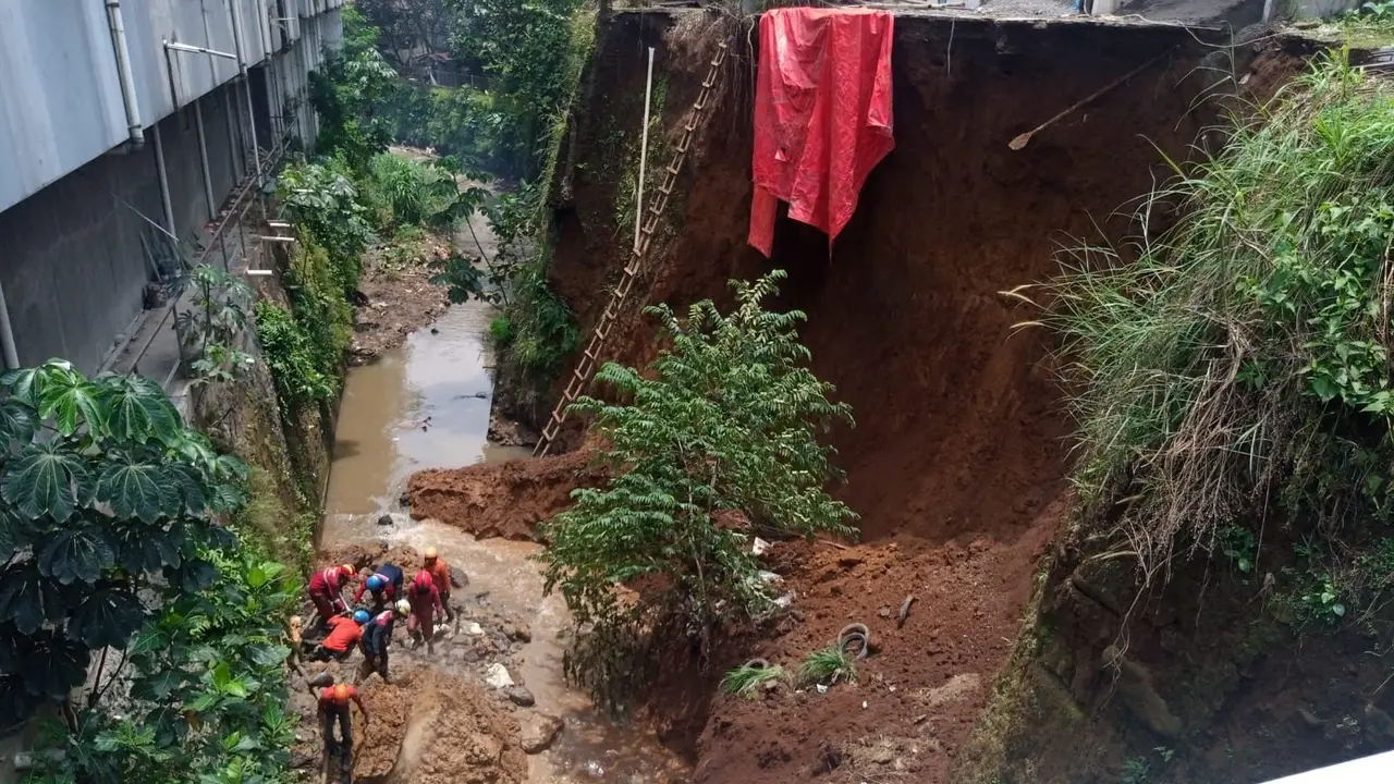 Proyek tembok penahan tebing (TPT) di Kampung Tajur, Kelurahan Muarasari, Kecamatan Bogor Selatan, Kota Bogor, longsor, Minggu (18/2/2024). Akibatnya, dua pekerja proyek tewas tertimbun. (Liputan6.com/Achmad Sudarno)