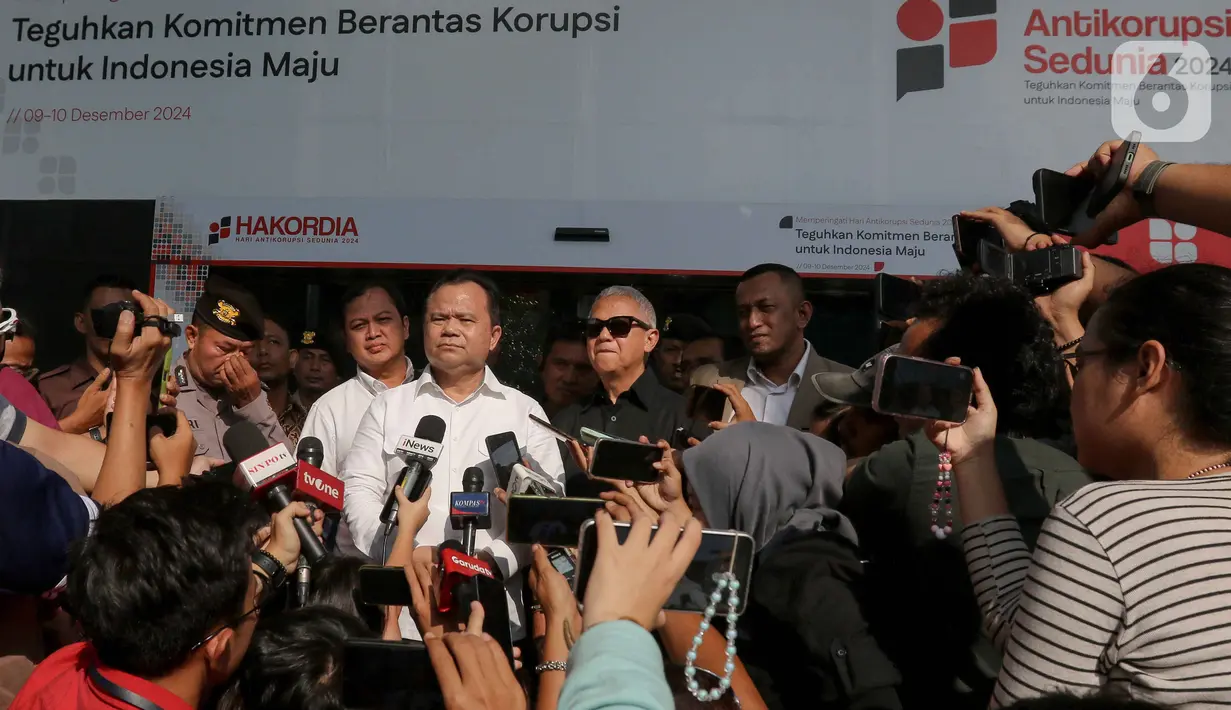 Diketahui, Ronny F Sompie menjalani pemeriksaan penyidik KPK selama lebih kurang 5,5 jam sejak tiba pada Jumat (3/1/2025) sekitar pukul 10.00 WIB. (Liputan6.com/Herman Zakharia)